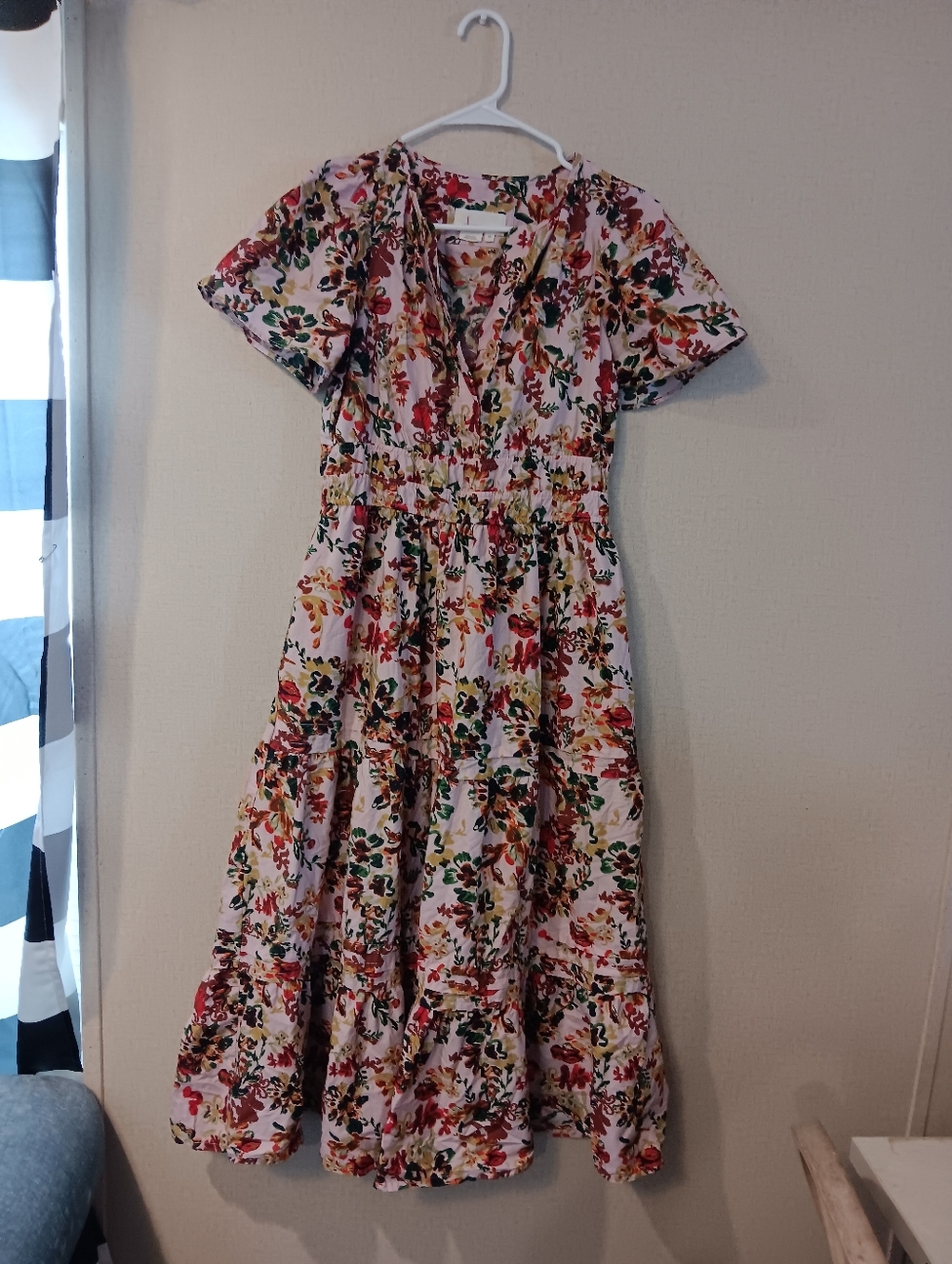 Anthropologie Somerset Floral Tiered Maxi Dress in Ivory with Red Green Floral - Picture 2 of 5